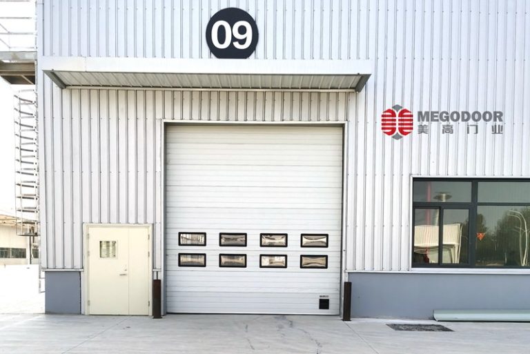 ?雙層彩鋼板保溫工業提升門縮略圖