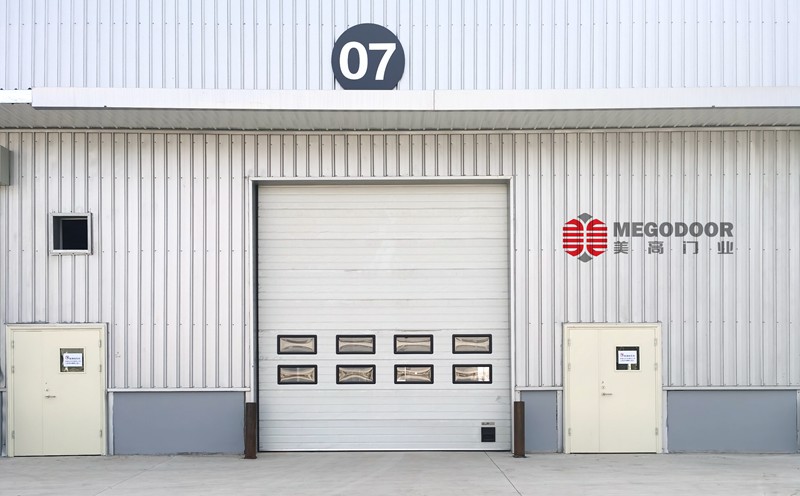 涂裝車間使用工業不銹鋼提升門，提升潔凈形象與車間實用性插圖1